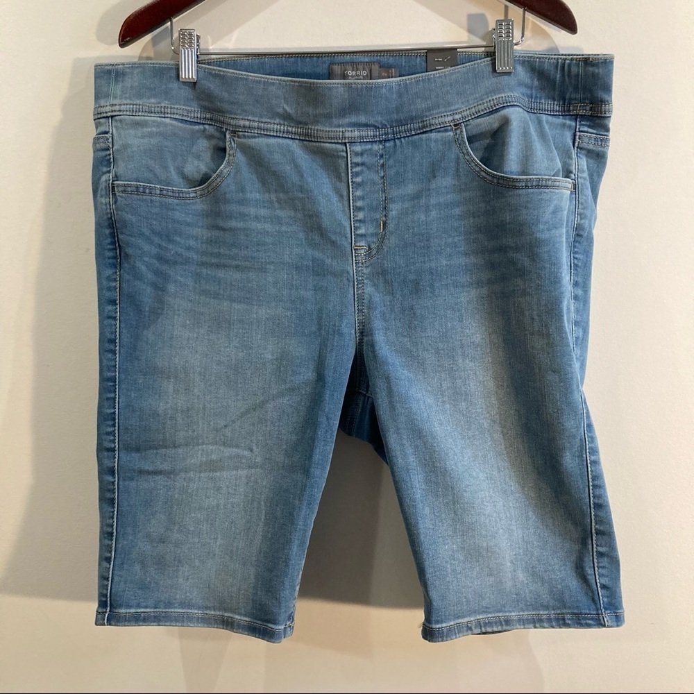 Torrid Pull On Jean Denim Shorts NWT Size 2